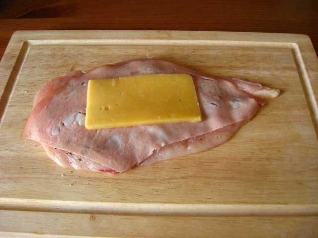 Шматок курячого філе з голандським сиром та мортаделою.