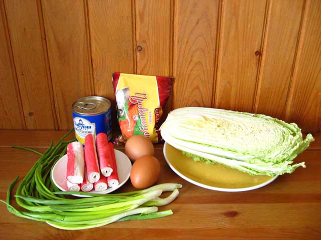 Салат з пекінської капусти і крабових паличок.