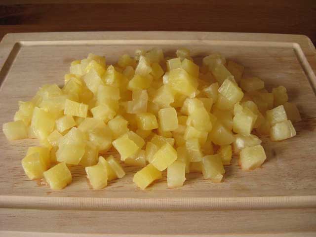 Нарізаний кубиками ананас